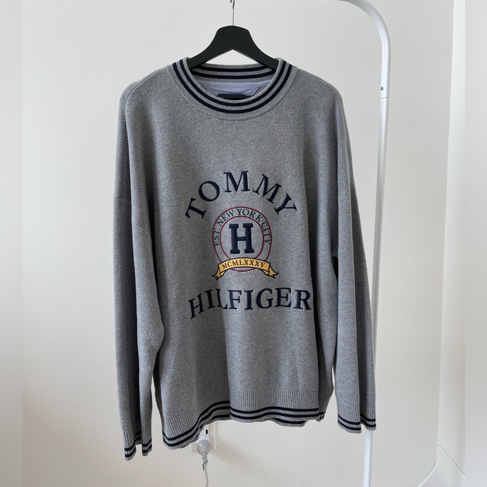 [Tommy Hilfiger] Embroidered Crewneck Thick Sweater